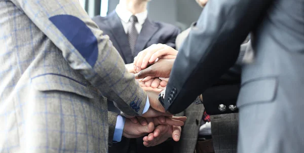 Équipe d'hommes d'affaires en costume touchant les mains ensemble. Concentration sélective . — Photo