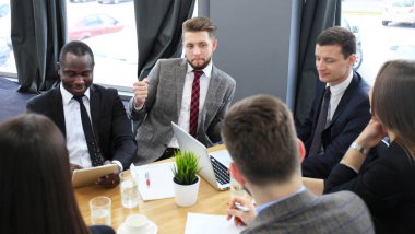 Birlikte çalışan ve beyin fırtınası grup iş adamları.