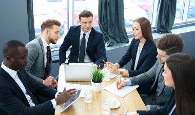 Birlikte çalışan ve beyin fırtınası grup iş adamları.