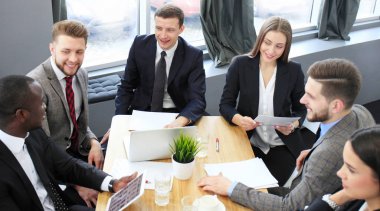 Birlikte çalışan ve beyin fırtınası grup iş adamları.