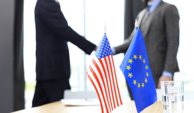 Avrupa Birliği ve Amerika liderleri bir anlaşma üzerinde anlaşmaya tokalaşırken.