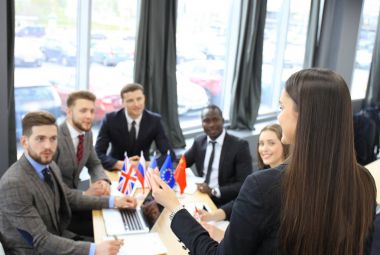 Hoparlör tanıtımı uluslararası konferans ortaklık. İş kadını.