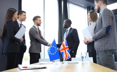 Avrupa Birliği ve Birleşik Krallık liderleri anlaşma konusunda el sıkışıyorlar. Brexit.