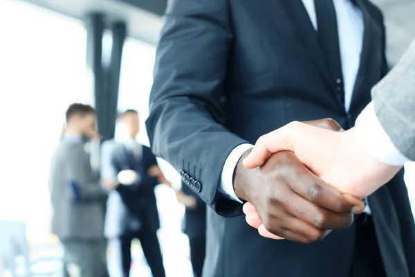 Close up of the businessmen shaking hands. — Stock Photo, Image