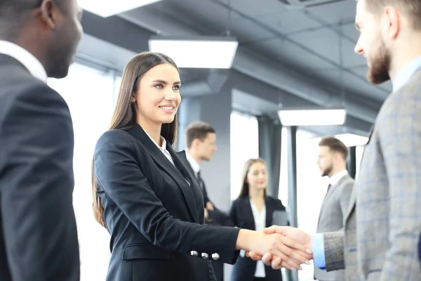 Empresários apertando as mãos, terminando uma reunião. — Fotografia de Stock