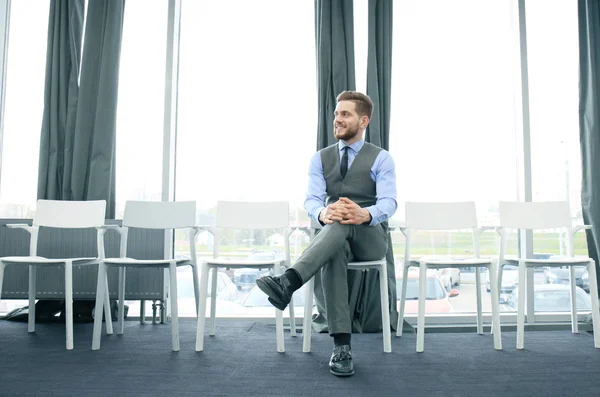 Jonge man wachten op sollicitatiegesprek binnenshuis. — Stockfoto