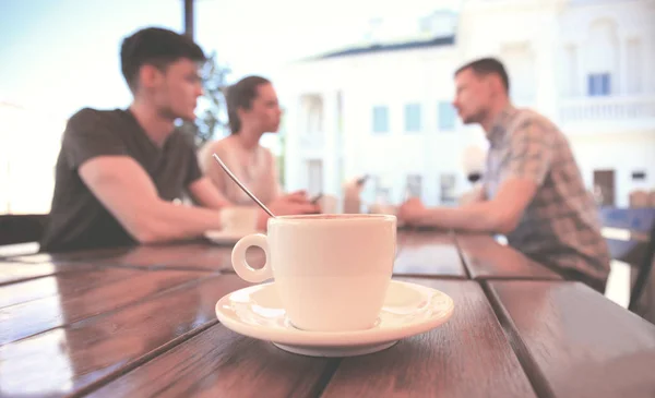 カフェのテーブルの上のコーヒーカップ. — ストック写真