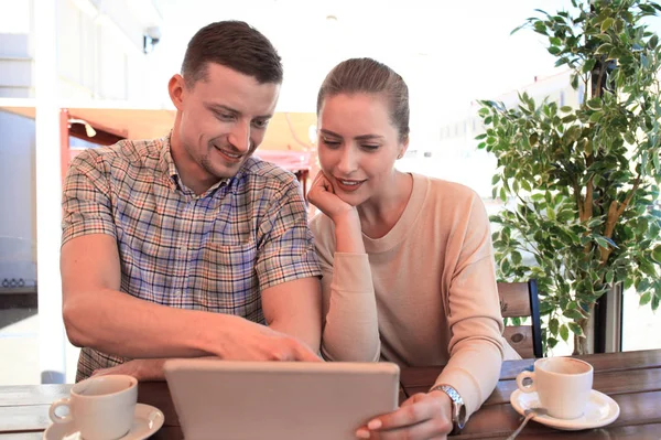 Coqueteando pareja en la cafetería usando tableta digital . — Foto de Stock