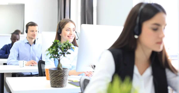 Jeunes gens d'affaires positifs attrayants et collègues dans un bureau de centre d'appels. — Photo