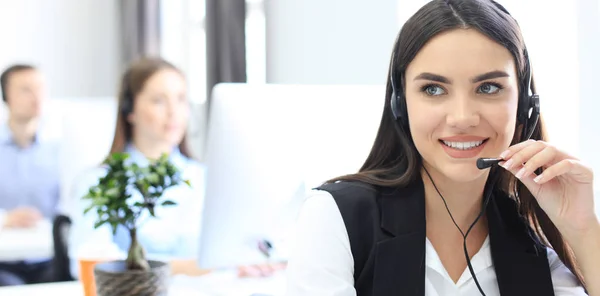 Attraktiva positiva unga företagare och kollegor på ett callcenter kontor. — Stockfoto