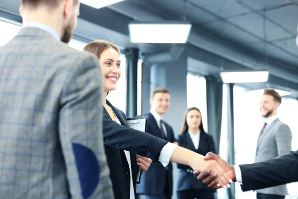 Gente de negocios dándose la mano, terminando una reunión. — Foto de Stock