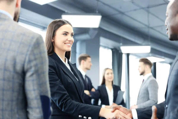 Gente de negocios dándose la mano, terminando una reunión. — Foto de Stock