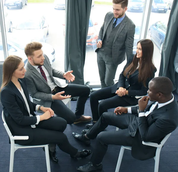 Equipo de gente de negocios discutiendo juntos planes de negocios . — Foto de Stock