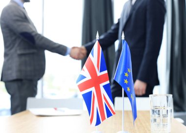 Avrupa Birliği ve Birleşik Krallık liderleri anlaşma konusunda el sıkışıyorlar. Brexit.