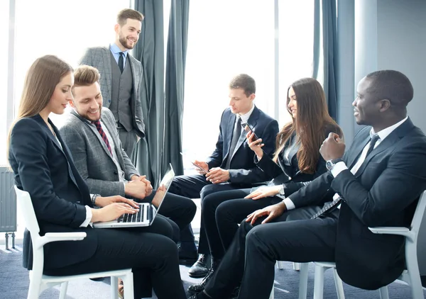 Equipo de gente de negocios discutiendo juntos planes de negocios . —  Fotos de Stock
