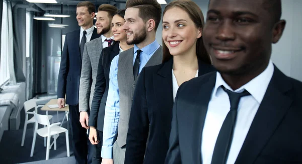Ευτυχής χαμογελαστοί επιχειρήσεων ομάδα στέκεται στη σειρά στο γραφείο. — Φωτογραφία Αρχείου