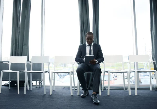 Joven esperando entrevista de trabajo en el interior . —  Fotos de Stock