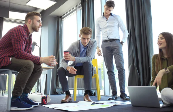 Grupo de jóvenes empresarios y diseñadores. Están trabajando en un nuevo proyecto. Concepto de inicio . — Foto de Stock