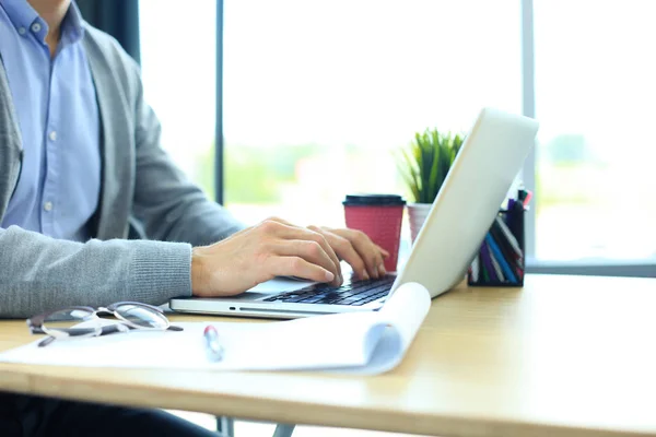 Jonge zakenman werkt met laptop op kantoor. — Stockfoto