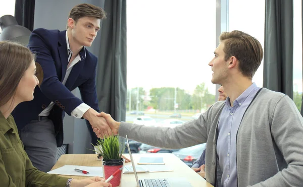 Bewerber beim Vorstellungsgespräch. Händedruck beim Bewerbungsgespräch. — Stockfoto