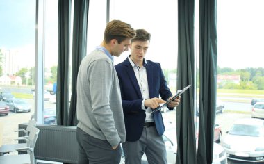 İki işadamı onun iş ofiste.