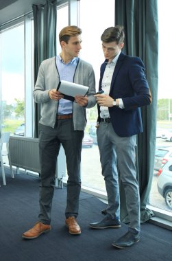 İki işadamı onun iş ofiste.