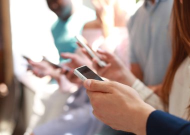 Grup öğrencinin akıllı telefonlar izliyor. Yeni teknoloji trendleri bağımlılığı gençler.