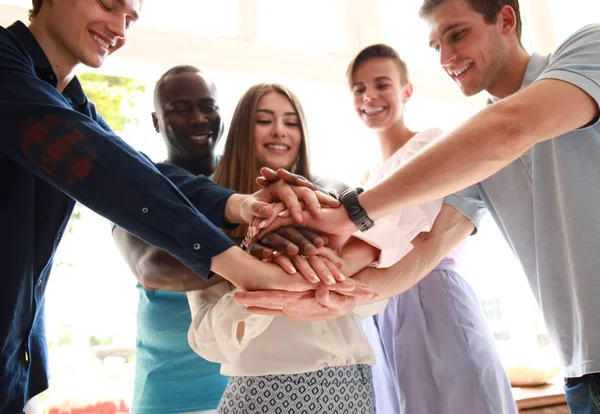 Mensen uit het bedrijfsleven gezamenlijk hand tijdens hun bijeenkomst. — Stockfoto