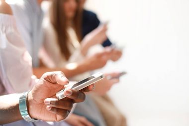 Grup öğrencinin akıllı telefonlar izliyor. Yeni teknoloji trendleri bağımlılığı gençler.