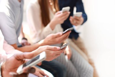 Grup öğrencinin akıllı telefonlar izliyor. Yeni teknoloji trendleri bağımlılığı gençler.