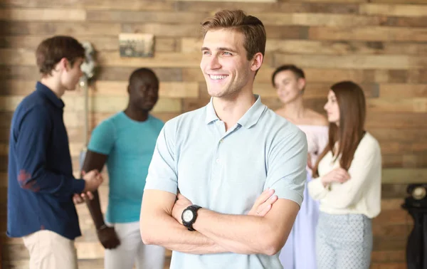 Team leader con colleghi che lavorano in ufficio. — Foto Stock