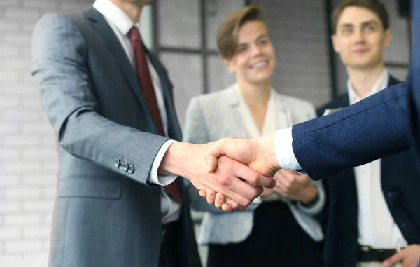 Empresários apertando as mãos, terminando uma reunião. — Fotografia de Stock