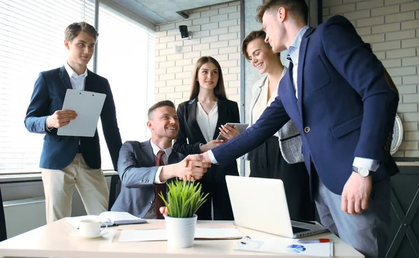 Empresários apertando as mãos, terminando uma reunião. — Fotografia de Stock