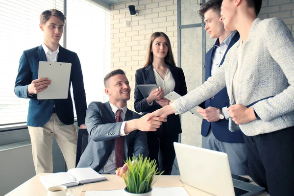 İş adamları el sıkışıyor, toplantıyı bitiriyor..