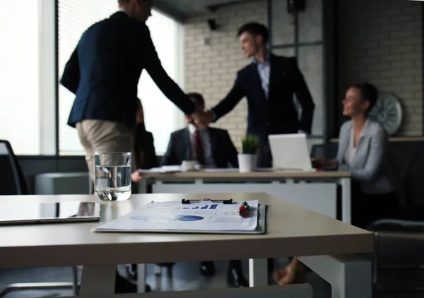 Zwei selbstbewusste Geschäftsleute beim Händeschütteln während eines Meetings im Büro. — Stockfoto