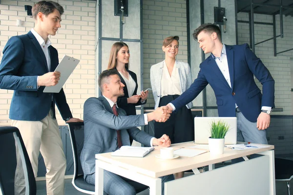 Uchazeče o zaměstnání s rozhovor. Handshake při pracovních pohovorech. — Stock fotografie