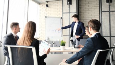 Takım antrenman çizelgesi ofisiyle iş konferansı sunumu.