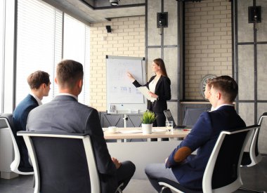 Takım antrenman çizelgesi ofisiyle iş konferansı sunumu.