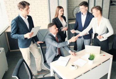 İş başvurusunda bulunan röportaj sahip. İş görüşme sırasında el sıkışma.