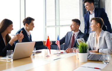Bir anlaşma üzerinde anlaşmaya tokalaşırken Çin ve Amerikan liderleri.