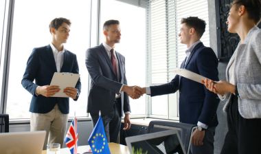 Avrupa Birliği ve Birleşik Krallık liderleri anlaşma konusunda el sıkışıyorlar. Brexit.