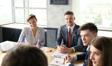 Uluslararası Konferans ortaklık çeşitlilik konuşurlar. Amerikan bayrağı ve İngiliz bayrağı.