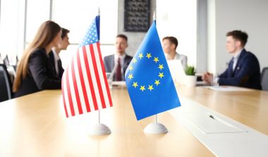 Uluslararası Konferans ortaklık çeşitlilik konuşurlar. Amerikan bayrağı ve Avrupa Birliği bayrağı.