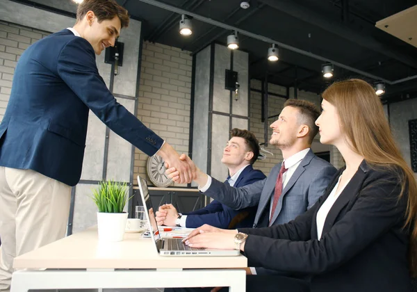 Solicitante de empleo teniendo entrevista. apretón de manos mientras entrevista de trabajo . — Foto de Stock