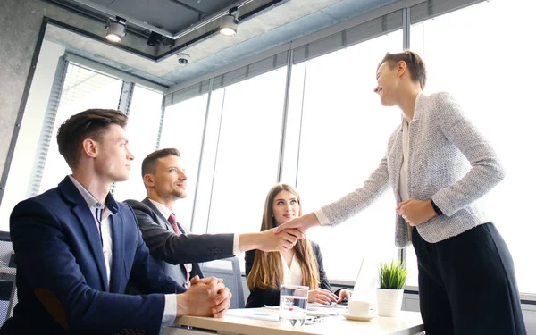 İş başvurusunda bulunan röportaj sahip. İş görüşme sırasında el sıkışma.