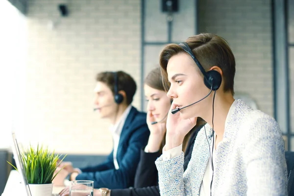 Aantrekkelijke jonge ondernemers en collega 's in een callcenter. — Stockfoto