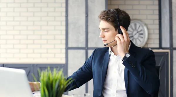 Lachend vriendelijke knappe jonge mannelijke call center operator. — Stockfoto