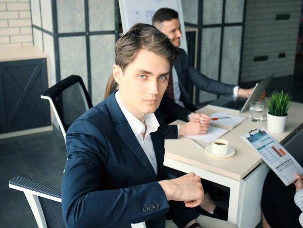 Επιχειρηματίας με συναδέλφους στο παρασκήνιο στο γραφείο. — Φωτογραφία Αρχείου