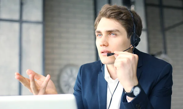 Leende vänlig stilig ung manlig call center operatör. — Stockfoto
