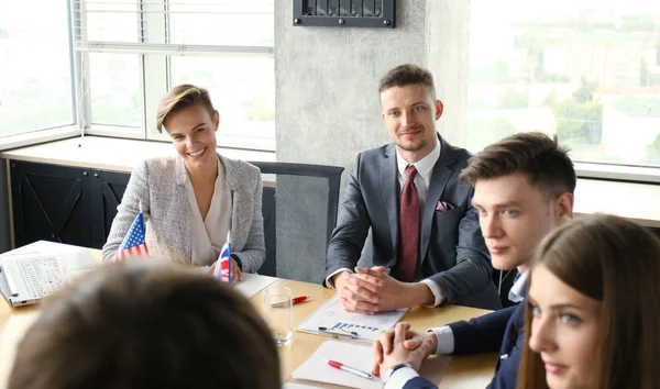 Uluslararası Konferans ortaklık çeşitlilik konuşurlar. Amerikan bayrağı ve İngiliz bayrağı.